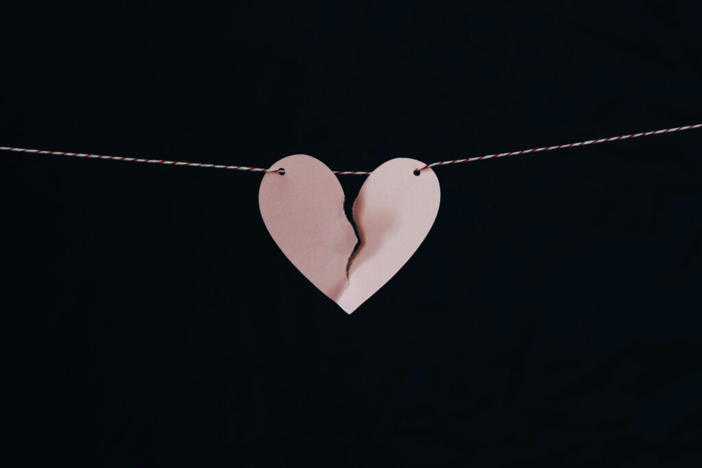 Che sia progettata da molto tempo o una decisione improvvisa, la separazione dei genitori rimane uno degli eventi imprevisti complessi della vita di una famiglia.